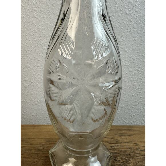Clear Rounded Star Engraved Vase, 9 inches tall, ribbed sides, Great condition - Picture 7 of 8